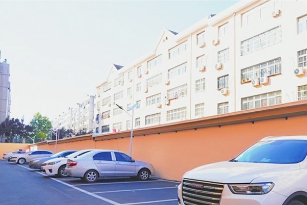 停車位“一位難求”成為眾多城市的通病，預(yù)約停車服務(wù)對癥下藥