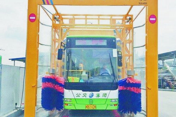廈門(mén)公交場(chǎng)站引入電腦自動(dòng)洗車(chē)機(jī)，大幅提升清洗效率并降低成本