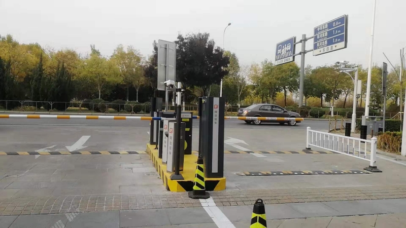 天津?yàn)I海圣光皇冠假日酒店停車場(chǎng)收費(fèi)管理系統(tǒng)及設(shè)備案例