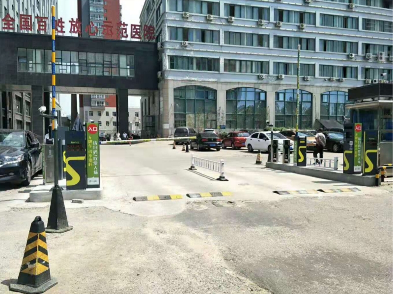 遼寧朝陽市第二醫(yī)院（三甲醫(yī)院）停車場收費(fèi)管理系統(tǒng)及設(shè)備案例