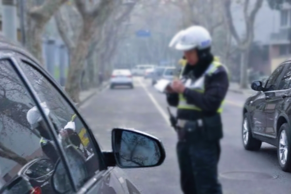 鄭州整治違停現(xiàn)象引發(fā)社會熱議，城市管理部門回應(yīng)質(zhì)疑