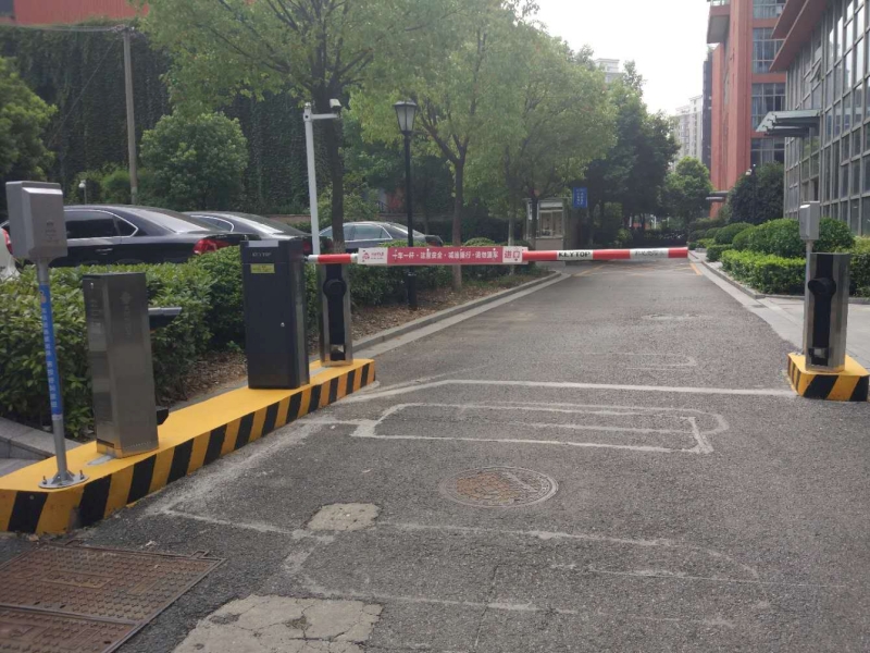 南京奧體物業(yè)服務(wù)有限責(zé)任公司辦公樓停車場收費管理系統(tǒng)及設(shè)備案例