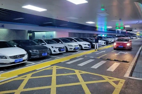 青島新增近萬個停車泊位，中山商城及禹城路連接通道停車場帶來新體驗(yàn)