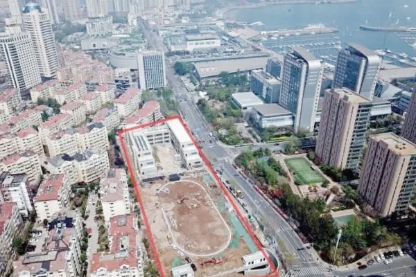 學(xué)校停車(chē)難與交通擁堵問(wèn)題得到緩解：青島學(xué)校積極探索創(chuàng)新解決方案