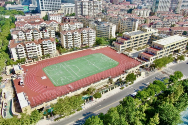 學(xué)校停車(chē)難與交通擁堵問(wèn)題得到緩解：青島學(xué)校積極探索創(chuàng)新解決方案