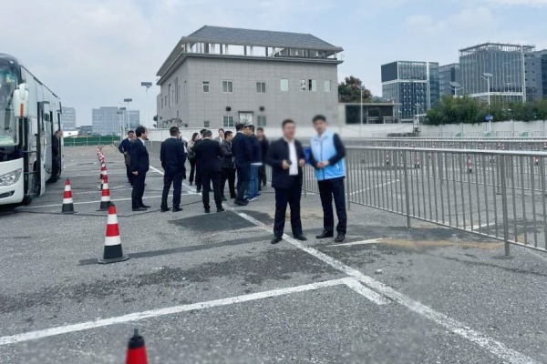 上海精心服務(wù)第六屆進(jìn)博會(huì)：志愿者助力公交和停車場順利運(yùn)營