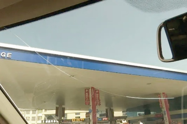 車主稱洗車后愛車損壞，爭議持續(xù)：加油站自動洗車活動引發(fā)安全關(guān)注