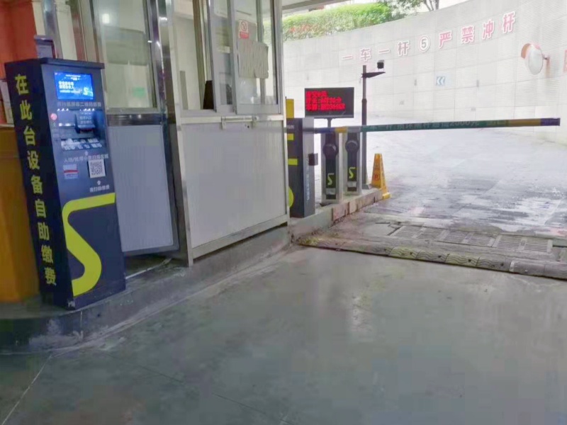 浙江紹興中惠百貨停車(chē)場(chǎng)道閘系統(tǒng)及設(shè)備案例