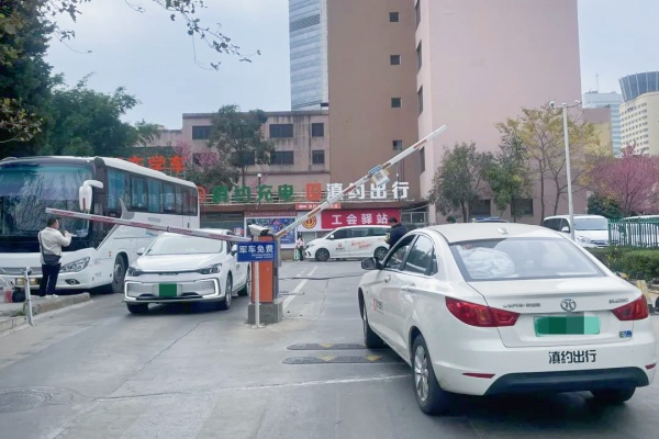 昆明停車場收費(fèi)亂象調(diào)查：合理收費(fèi)與違規(guī)行為并存