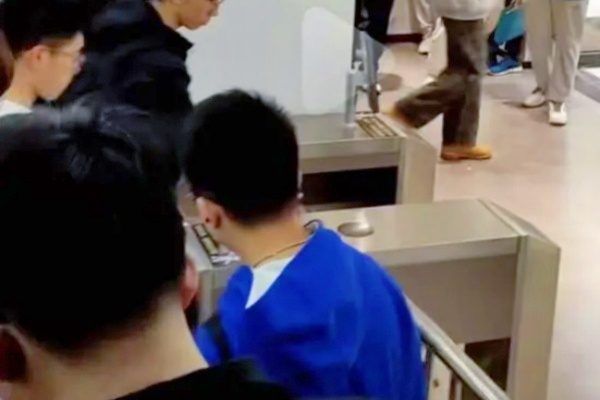 廈門工學(xué)院宿舍門禁引爭議：離開宿舍需耗時10分鐘，校方積極回應(yīng)