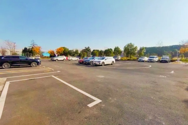 馬橋鎮(zhèn)敬南路居委會聯(lián)動多方，成功解決停車亂象，停車場井然有序