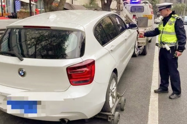 成都交警嚴打亂停放行為：現(xiàn)場拖離違停車輛，解決道路擁堵問題