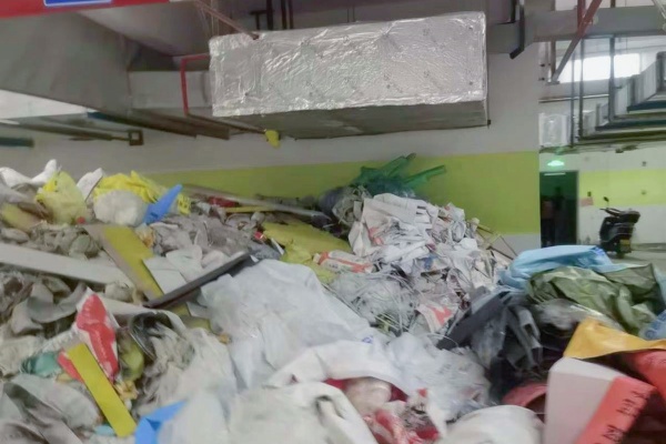 湘江新區(qū)一小區(qū)地下停車庫垃圾堆積引發(fā)業(yè)主投訴，官方介入解決