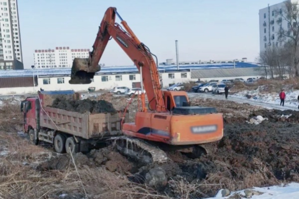 遼源市交警支隊協(xié)助北方襪業(yè)園區(qū)解決停車難問題，贏得企業(yè)贊譽