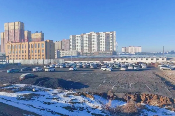 遼源市交警支隊協(xié)助北方襪業(yè)園區(qū)解決停車難問題，贏得企業(yè)贊譽