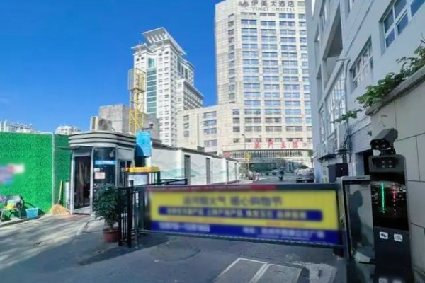 杭州西湖區(qū)小區(qū)啟用道閘門禁，居民安全感提高但上班族受影響