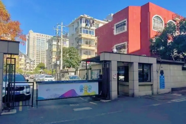 杭州西湖區(qū)小區(qū)啟用道閘門禁，居民安全感提高但上班族受影響