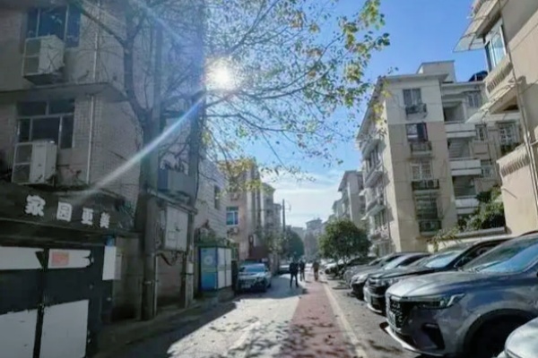 杭州西湖區(qū)小區(qū)啟用道閘門禁，居民安全感提高但上班族受影響