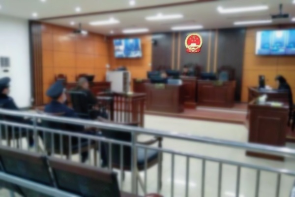 司機開車撞向停車場墻體，竟是因為酒后駕駛，積極認罪爭取從寬處罰