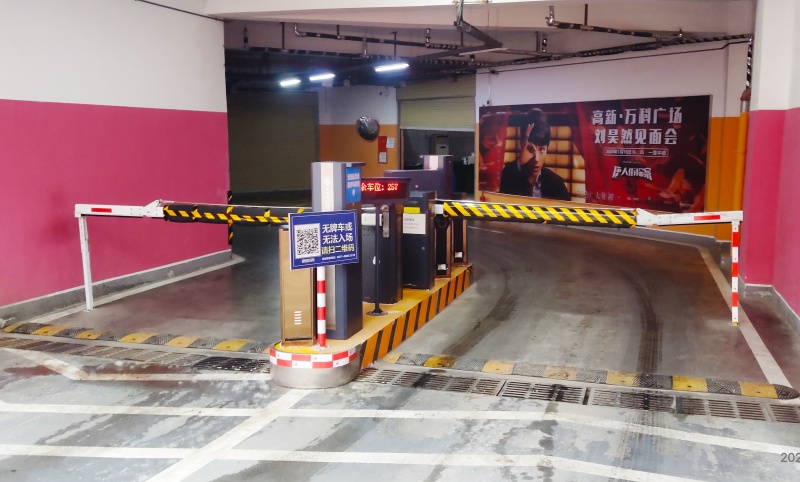 河南鄭州高新萬科廣場停車場收費管理系統(tǒng)及設(shè)備案例