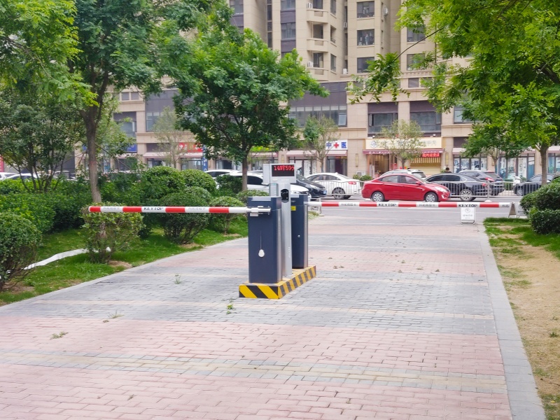 河南鄭州五龍新城停車(chē)場(chǎng)道閘系統(tǒng)及設(shè)備案例