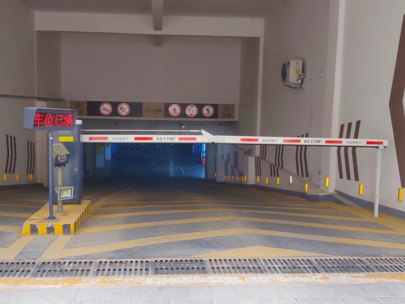 河南鄭州五龍新城停車(chē)場(chǎng)道閘系統(tǒng)及設(shè)備案例