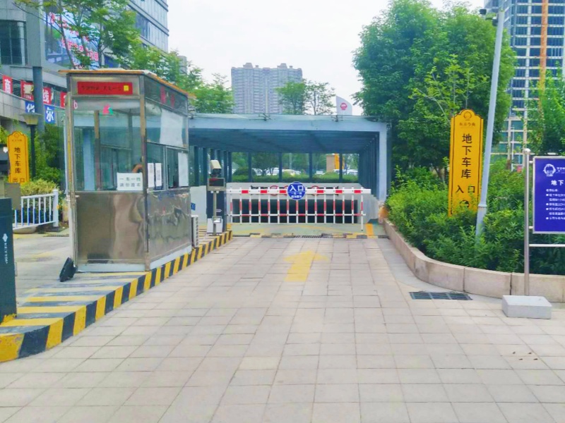 河南駐馬店東方今典高鐵新城停車場(chǎng)道閘系統(tǒng)及設(shè)備案例
