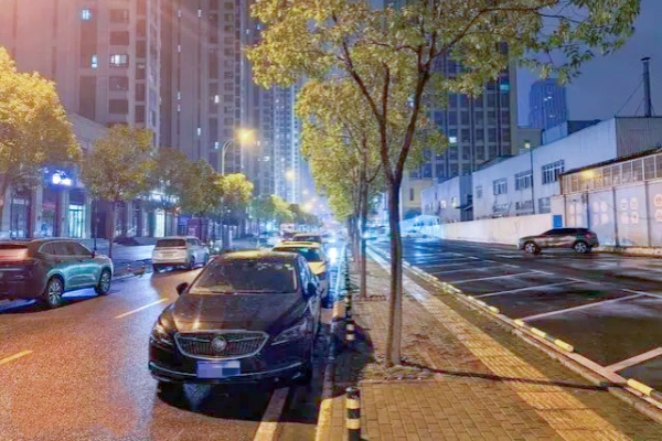 武漢商圈夜間共享停車場：解決停車難、提高資源利用率