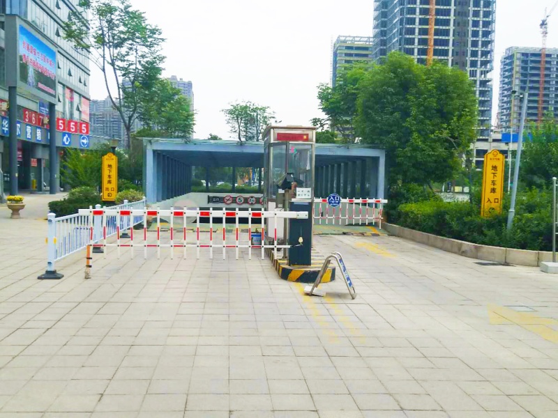 河南駐馬店東方今典高鐵新城停車場(chǎng)道閘系統(tǒng)及設(shè)備案例