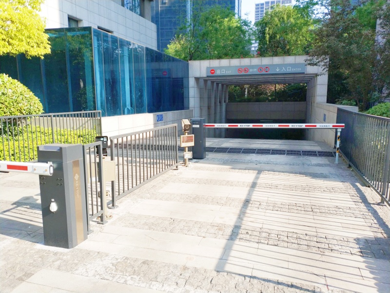 河南洛陽正大廣場停車場道閘系統(tǒng)及設(shè)備案例