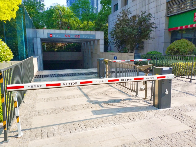 河南洛陽(yáng)正大廣場(chǎng)停車場(chǎng)道閘系統(tǒng)及設(shè)備案例