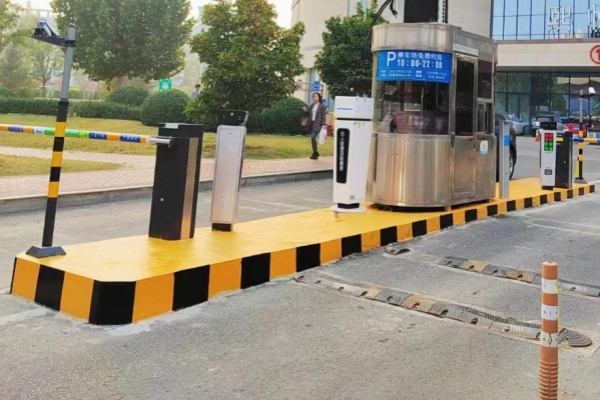 道閘下面固定的石礅叫什么？停車(chē)場(chǎng)出入口閘機(jī)下基礎(chǔ)石頭樁子專業(yè)名詞