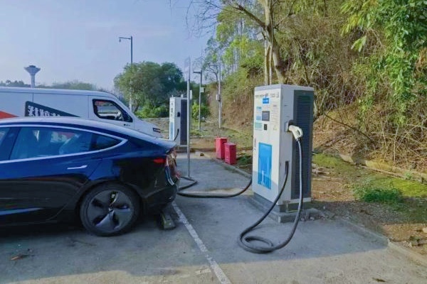 廣西高速公路優(yōu)化服務，新增近千個充電樁解決新能源車主充電難題