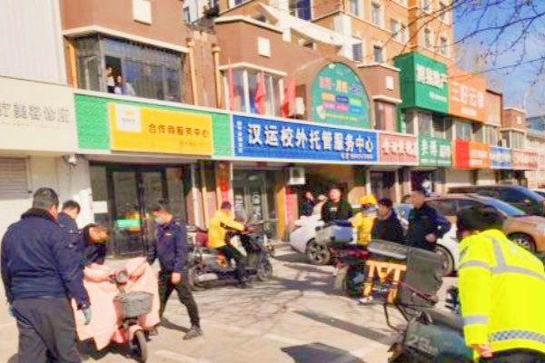 鐵東區(qū)執(zhí)法局開展專項行動，整治商戶占用路邊停車位問題