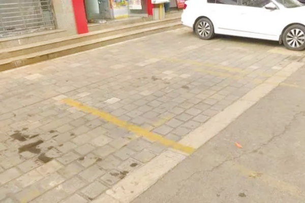 商鋪門(mén)前人行道停車(chē)位劃分引發(fā)爭(zhēng)議，商戶(hù)和行人受阻