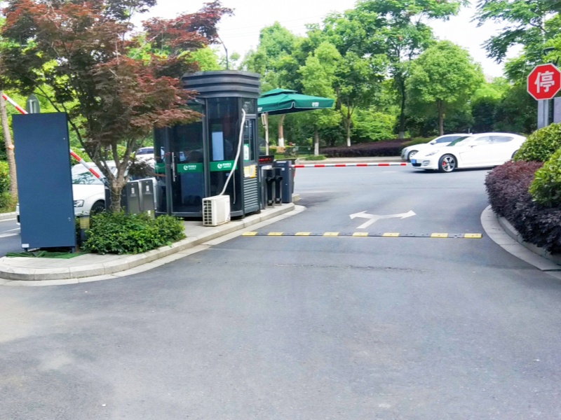 浙江杭州八方城停車場(chǎng)收費(fèi)管理系統(tǒng)及設(shè)備案例