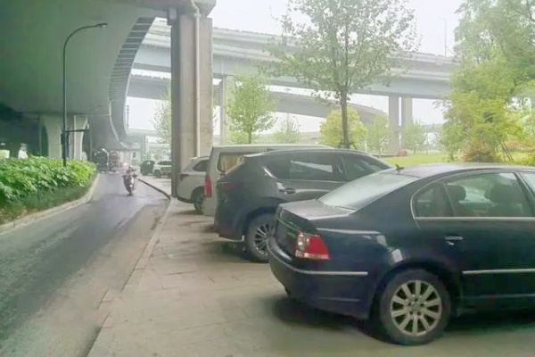 杭州彩虹大道輔路人行道停車亂象引關注，附近停車場竟然閑置？