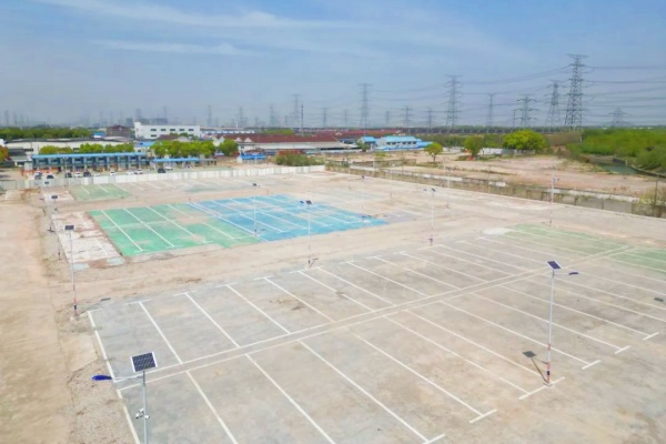 華新鎮(zhèn)工業(yè)園區(qū)新建臨時公共貨運停車場，為貨車與司機帶來便利