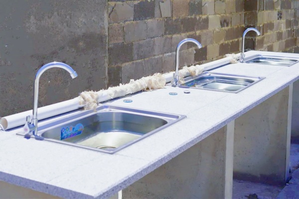 華新鎮(zhèn)工業(yè)園區(qū)新建臨時公共貨運停車場，為貨車與司機帶來便利