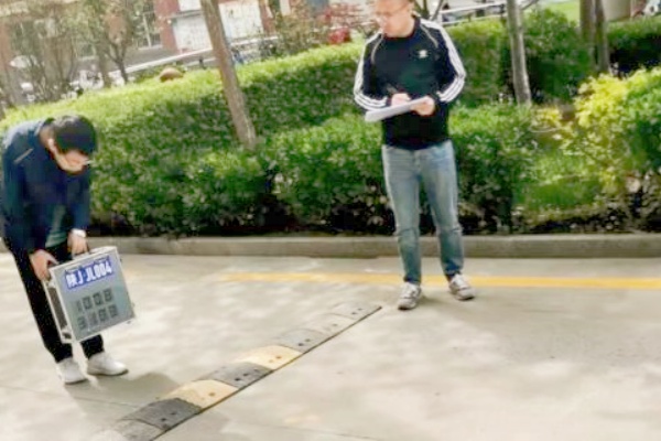 延安市質(zhì)檢院嚴(yán)格檢定停車場(chǎng)電子計(jì)時(shí)收費(fèi)系統(tǒng)，維護(hù)合法秩序