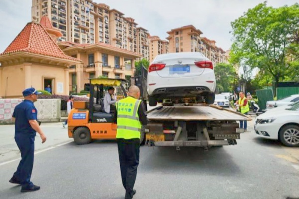 消防通道停車嚴(yán)重危害公共安全，“救命通道”決不能淪為私人停車場(chǎng)