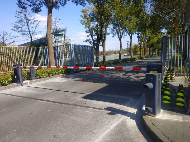 上海松江巨人網(wǎng)絡(luò)停車場收費管理系統(tǒng)及設(shè)備案例