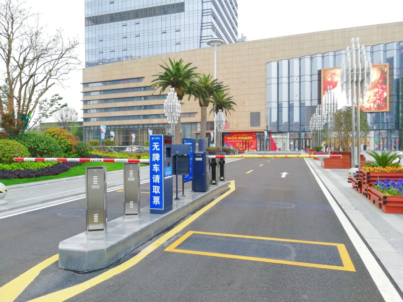 江蘇永旺夢(mèng)樂城(蘇州新區(qū)店)停車場(chǎng)收費(fèi)管理系統(tǒng)及設(shè)備案例