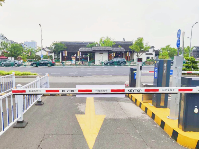 江蘇蘇州樂(lè)泊車聯(lián)停車場(chǎng)收費(fèi)管理系統(tǒng)及設(shè)備案例