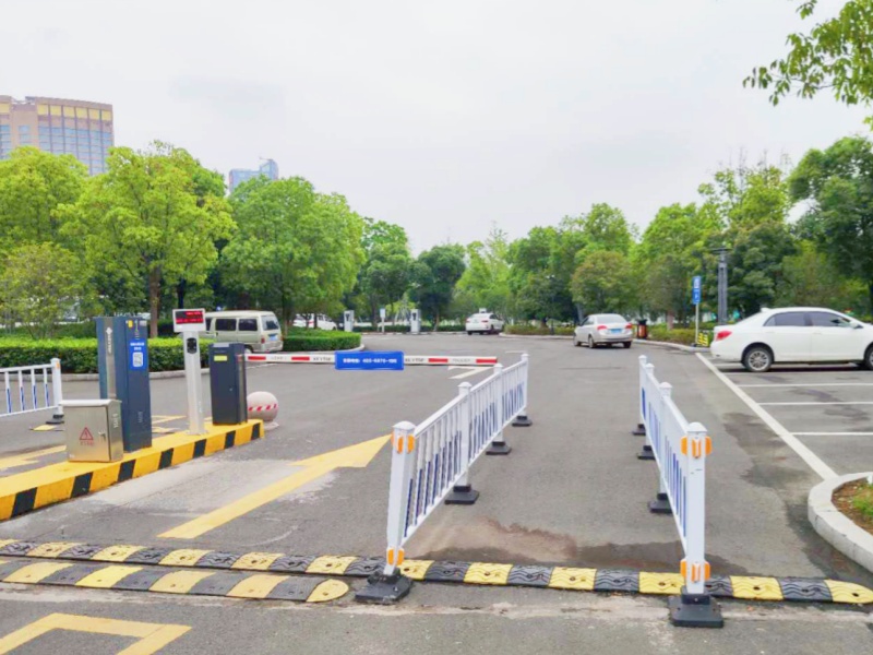 江蘇蘇州樂(lè)泊車聯(lián)停車場(chǎng)收費(fèi)管理系統(tǒng)及設(shè)備案例
