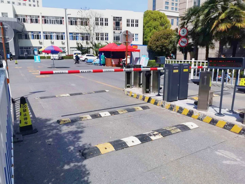 江蘇揚(yáng)州洪泉醫(yī)院停車場(chǎng)收費(fèi)管理系統(tǒng)及設(shè)備案例