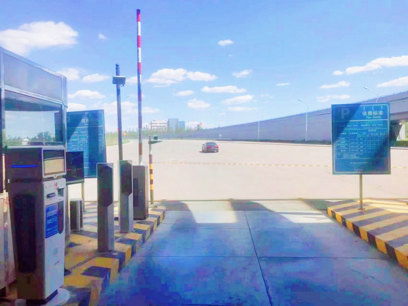 鄂爾多斯伊金霍洛國際機(jī)場停車場道閘系統(tǒng)及設(shè)備案例