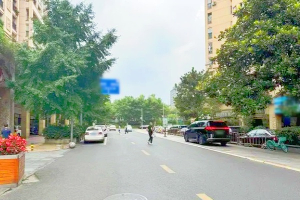 成都路邊停車位驚現(xiàn)惡意行為：停車場(chǎng)收費(fèi)員扎破車胎事件調(diào)查