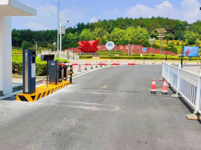 江西南昌大學(xué)停車場(chǎng)收費(fèi)管理系統(tǒng)及設(shè)備案例