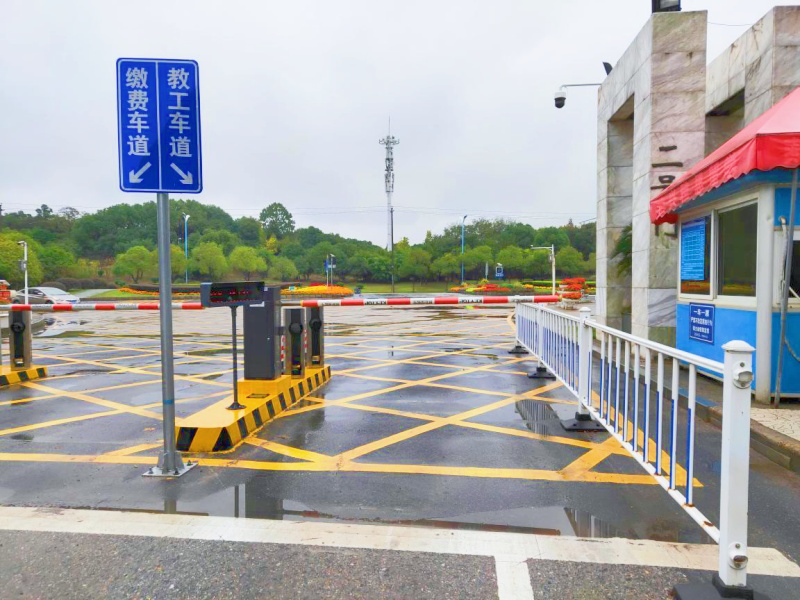 江西南昌大學(xué)停車場(chǎng)收費(fèi)管理系統(tǒng)及設(shè)備案例